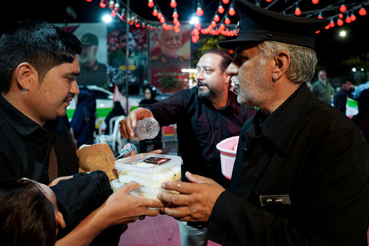 Photos: Distribution of 20,000 servings of blessed food by Razavi Shrine in memory of martyred leader of Revolution – 1