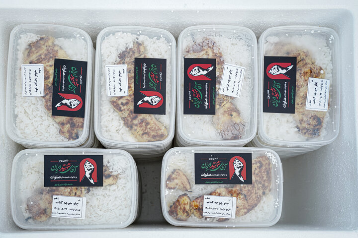 Photos: Distribution of 20,000 servings of blessed food by Razavi Shrine in memory of martyred leader of Revolution – 1