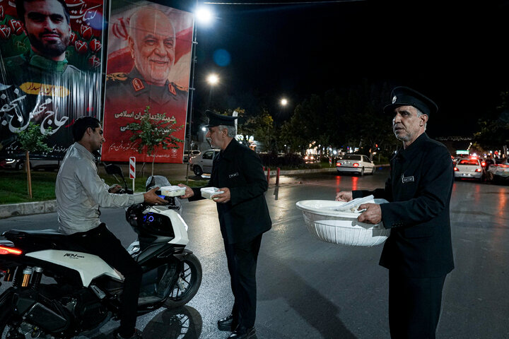 Photos: Distribution of 20,000 servings of blessed food by Razavi Shrine in memory of martyred leader of Revolution – 1