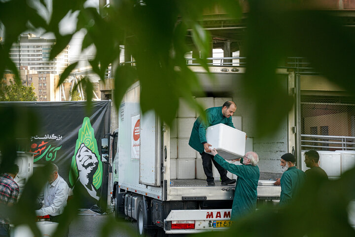 Photos: Distribution of 20,000 servings of blessed food by Razavi Shrine in memory of martyred leader of Revolution – 1