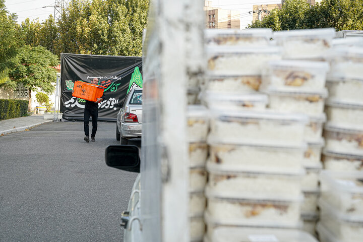 Photos: Distribution of 20,000 servings of blessed food by Razavi Shrine in memory of martyred leader of Revolution – 1