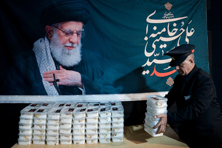 Photos: Distribution of 20,000 servings of blessed food by Razavi Shrine in memory of martyred leader of Revolution – 1