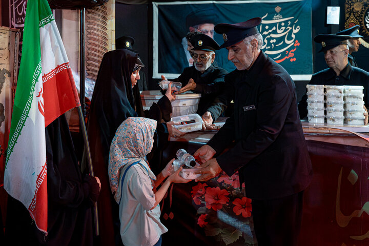 Photos: Distribution of 20,000 servings of blessed food by Razavi Shrine in memory of martyred leader of Revolution – 1