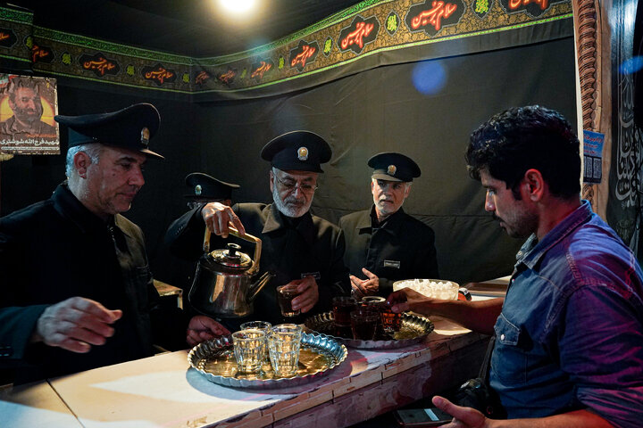 Photos: Distribution of 20,000 servings of blessed food by Razavi Shrine in memory of martyred leader of Revolution – 1