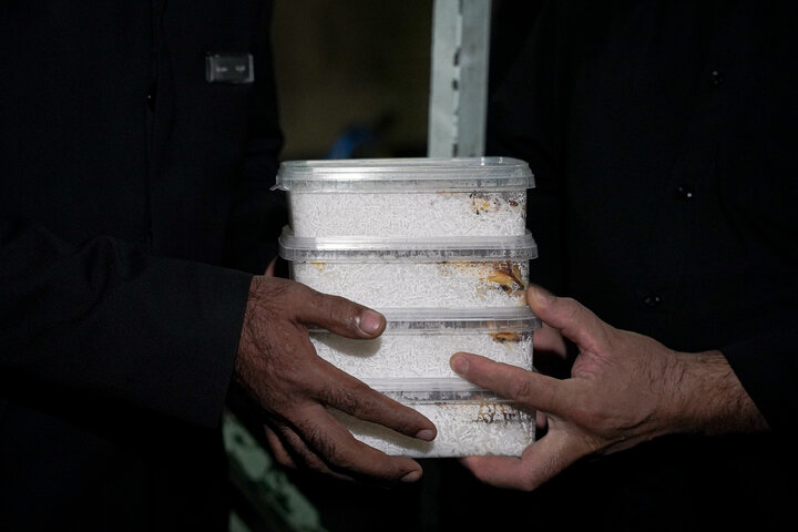 Photos: Distribution of 20,000 servings of blessed food by Razavi Shrine in memory of martyred leader of Revolution – 2