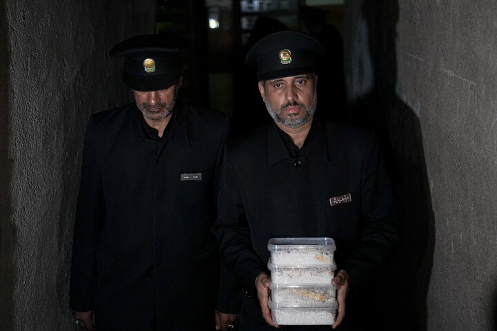 Photos: Distribution of 20,000 servings of blessed food by Razavi Shrine in memory of martyred leader of Revolution – 2