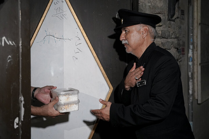 Photos: Distribution of 20,000 servings of blessed food by Razavi Shrine in memory of martyred leader of Revolution – 2