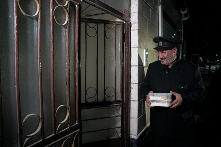 Photos: Distribution of 20,000 servings of blessed food by Razavi Shrine in memory of martyred leader of Revolution – 2