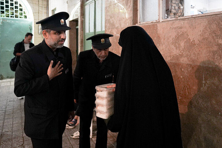 Photos: Distribution of 20,000 servings of blessed food by Razavi Shrine in memory of martyred leader of Revolution – 2