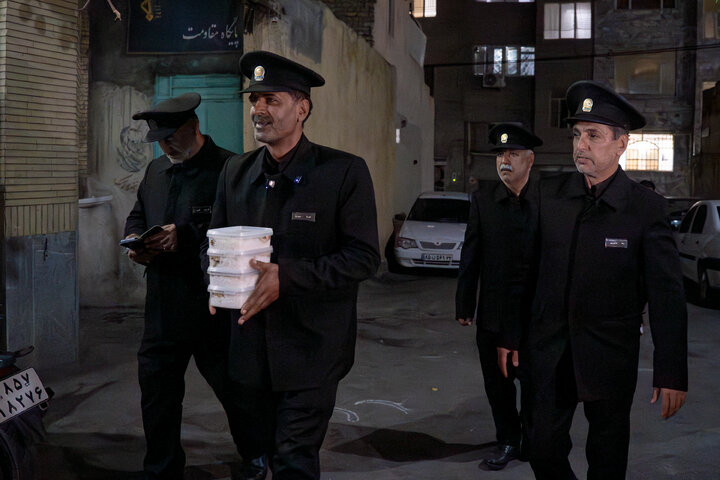 Photos: Distribution of 20,000 servings of blessed food by Razavi Shrine in memory of martyred leader of Revolution – 2