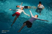 Informe fotográfico | Enseñan a nadar a niños con amputaciones en Gaza