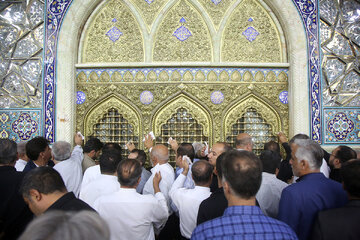 ویدیو | غبارروبی حرم بانوی کرامت توسط خادمان اربعین حسینی