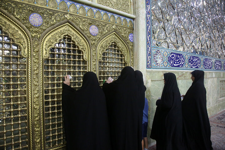 آیین غبارروبی خدمت‌گزاران زائران اربعین حسینی در حرم بانوی کرامت
