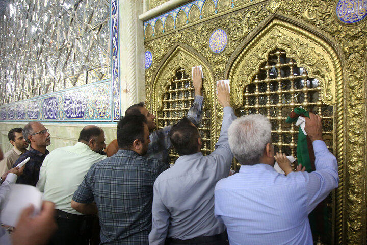 آیین غبارروبی خدمت‌گزاران زائران اربعین حسینی در حرم بانوی کرامت