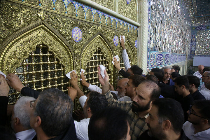 تصاویر | آیین غبارروبی خادمان اربعین حسینی در حرم بانوی کرامت