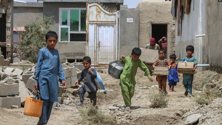 یونیسف: سیلاب‌های اخیر افغانستان دسترسی بیش از ۱۱ هزار دانش‌آموز را به آموزش مختل کرد