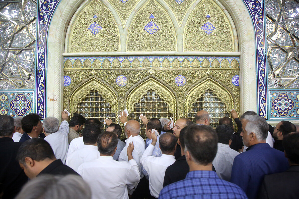 ویدیو | غبارروبی حرم بانوی کرامت توسط خادمان اربعین حسینی