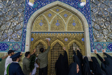 آیین غبارروبی حرم مطهر بانوی کرامت با حضور خبرنگاران قم + تصاویر