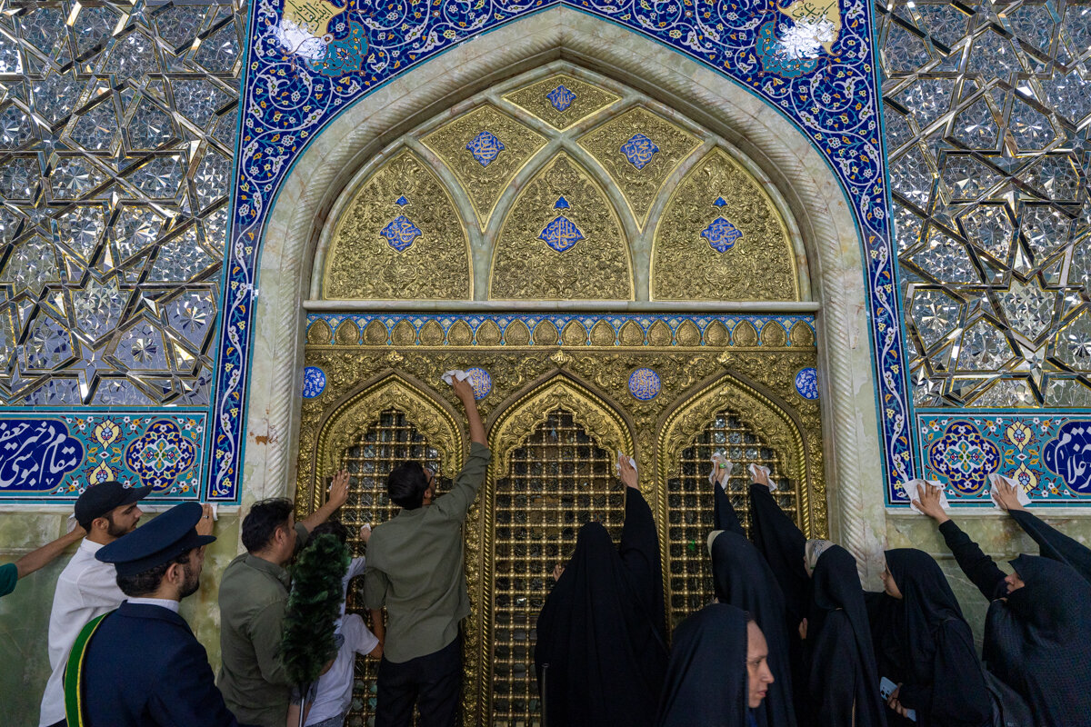 آیین غبارروبی حرم مطهر بانوی کرامت با حضور خبرنگاران قم + تصاویر