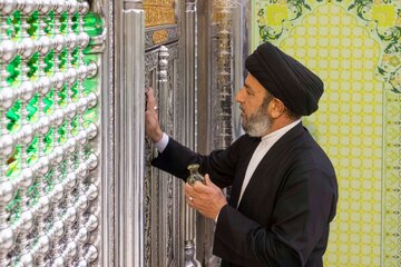 تقرير مصور/ خدم مرقد أبي الفضل العباس (ع) يجرون أعمال غسل الحرم الطاهر