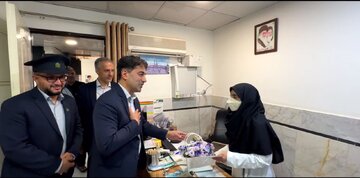 ویدیو | اهدای گل و تقدیر خادمان حرم بانوی کرامت از پزشکان و خادمان درمانی