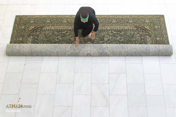 شست‌وشوی حرم مطهر حضرت ابوالفضل العباس(ع) پس از پایان ایام محرم و صفر