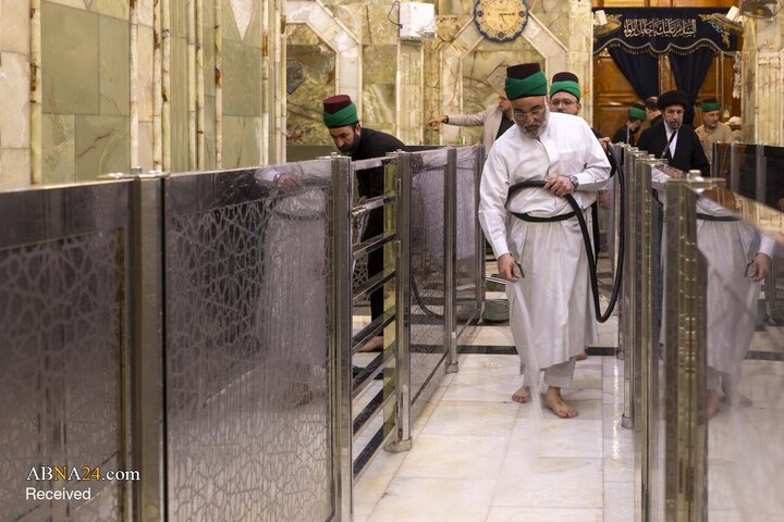شست‌وشوی حرم مطهر حضرت ابوالفضل العباس(ع) پس از پایان ایام محرم و صفر