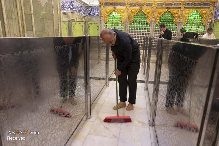 شست‌وشوی حرم مطهر حضرت ابوالفضل العباس(ع) پس از پایان ایام محرم و صفر