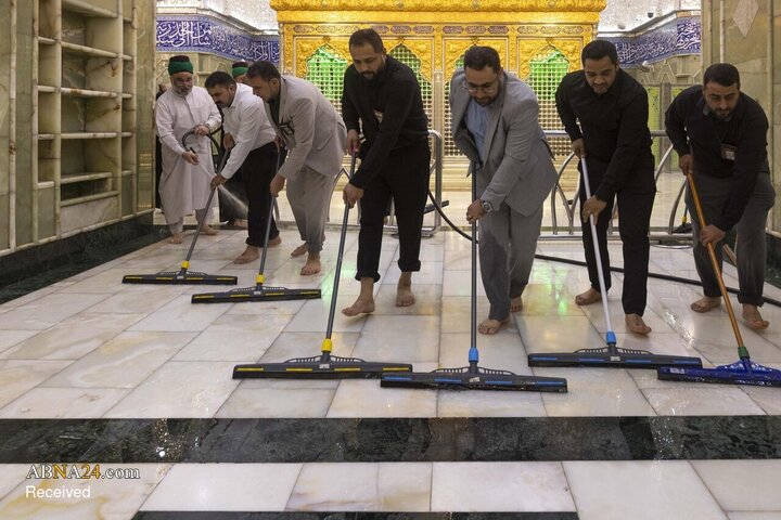 شست‌وشوی حرم مطهر حضرت ابوالفضل العباس(ع) پس از پایان ایام محرم و صفر