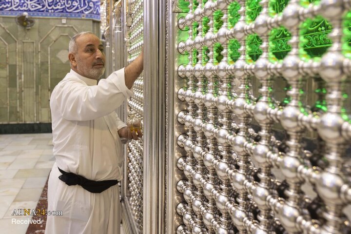 شست‌وشوی حرم مطهر حضرت ابوالفضل العباس(ع) پس از پایان ایام محرم و صفر