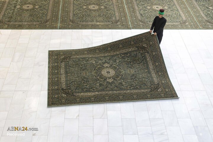 شست‌وشوی حرم مطهر حضرت ابوالفضل العباس(ع) پس از پایان ایام محرم و صفر