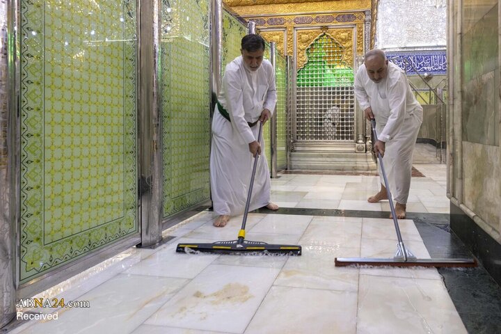 شست‌وشوی حرم مطهر حضرت ابوالفضل العباس(ع) پس از پایان ایام محرم و صفر