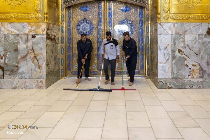 شست‌وشوی حرم مطهر حضرت ابوالفضل العباس(ع) پس از پایان ایام محرم و صفر