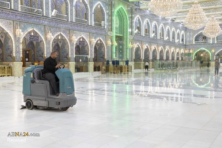 شست‌وشوی حرم مطهر حضرت ابوالفضل العباس(ع) پس از پایان ایام محرم و صفر
