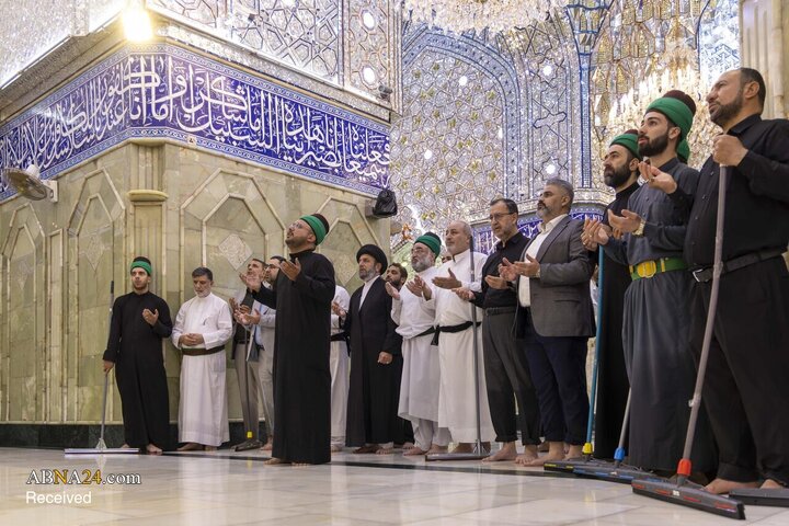 شست‌وشوی حرم مطهر حضرت ابوالفضل العباس(ع) پس از پایان ایام محرم و صفر