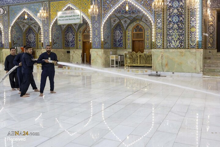 شست‌وشوی حرم مطهر حضرت ابوالفضل العباس(ع) پس از پایان ایام محرم و صفر