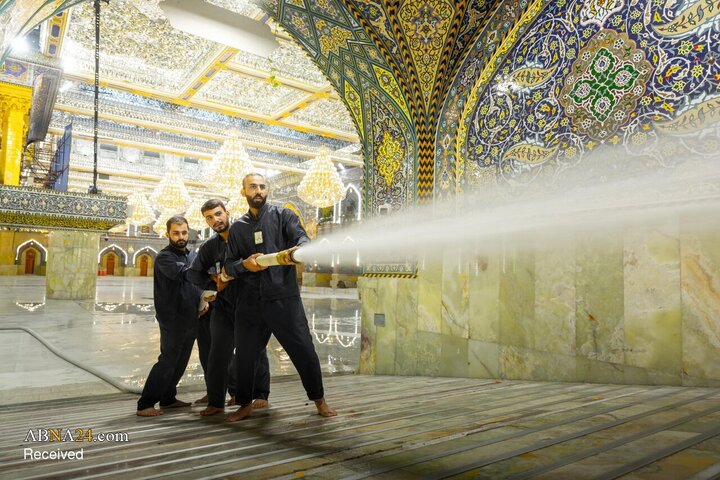 شست‌وشوی حرم مطهر حضرت ابوالفضل العباس(ع) پس از پایان ایام محرم و صفر