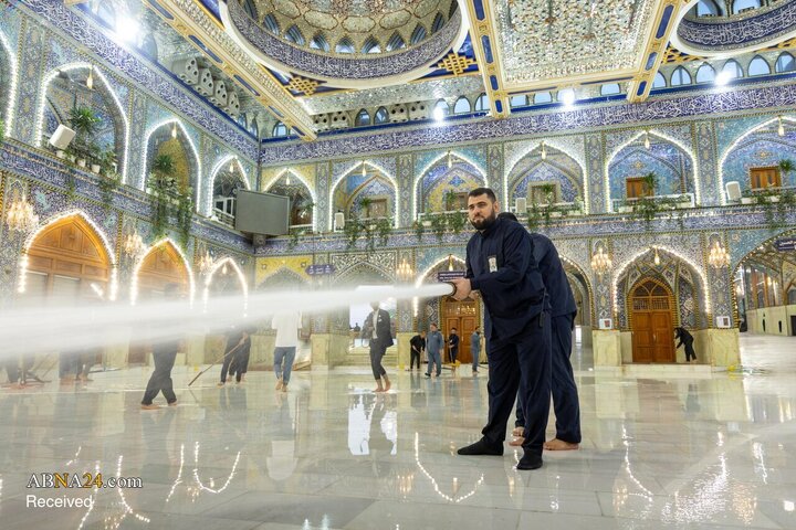 شست‌وشوی حرم مطهر حضرت ابوالفضل العباس(ع) پس از پایان ایام محرم و صفر