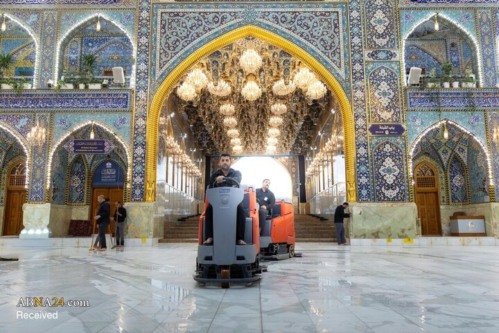 شست‌وشوی حرم مطهر حضرت ابوالفضل العباس(ع) پس از پایان ایام محرم و صفر