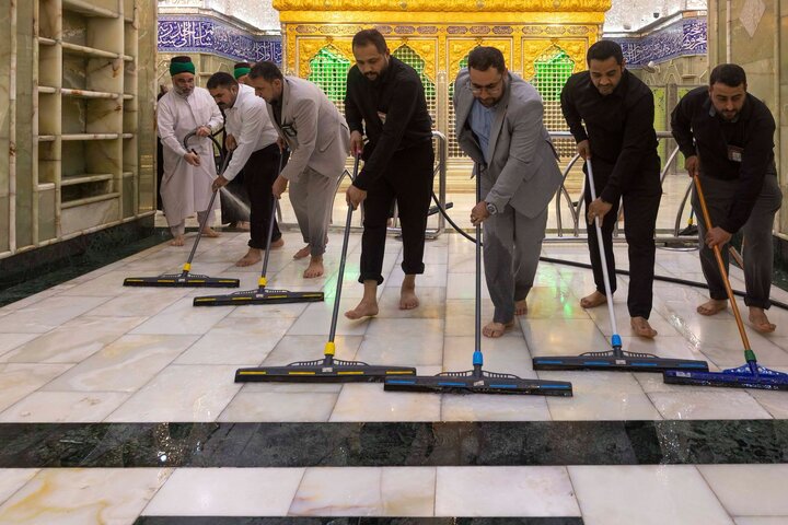تقرير مصور/ خدم مرقد أبي الفضل العباس (ع) يجرون أعمال غسل الحرم الطاهر