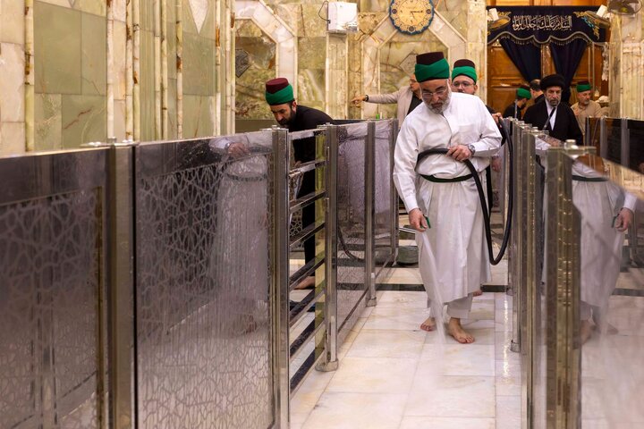 تقرير مصور/ خدم مرقد أبي الفضل العباس (ع) يجرون أعمال غسل الحرم الطاهر