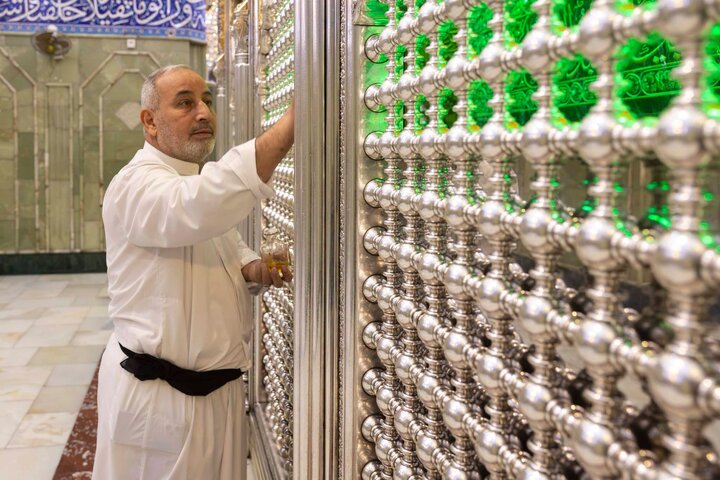 تقرير مصور/ خدم مرقد أبي الفضل العباس (ع) يجرون أعمال غسل الحرم الطاهر
