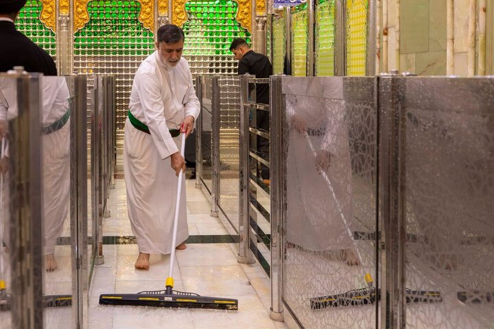 تقرير مصور/ خدم مرقد أبي الفضل العباس (ع) يجرون أعمال غسل الحرم الطاهر