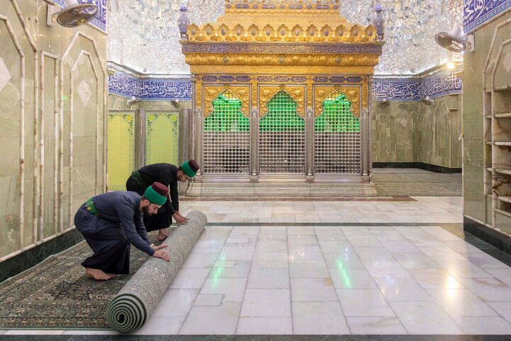 تقرير مصور/ خدم مرقد أبي الفضل العباس (ع) يجرون أعمال غسل الحرم الطاهر
