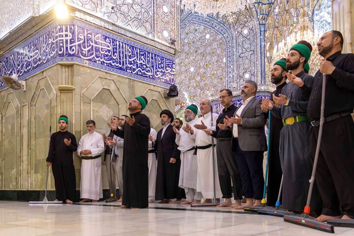 تقرير مصور/ خدم مرقد أبي الفضل العباس (ع) يجرون أعمال غسل الحرم الطاهر