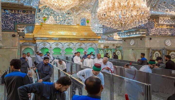 تقرير مصور/ مراسم غسل ضريح الإمام الحسين (ع)