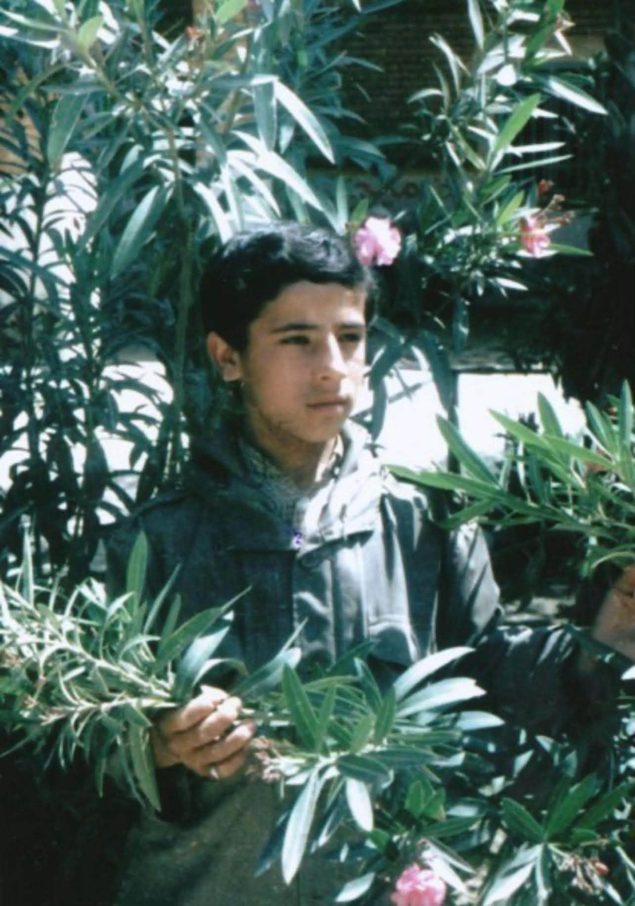 قصة الطفل الذي أبكى الإمام الشهيد السيد الخامنئي (ره)+(صور)