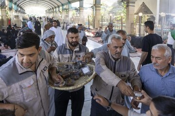 تقرير مصور/ خدم العتبتين المقدستين يوزعون محصول نخيل الساحة الوسطية للحرمين على الزائرين