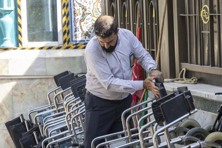 تقرير مصور/ قسم الشؤون الخدمية يوفر العربات لكبار السن وذوي الاحتياجات الخاصة من الزائرين