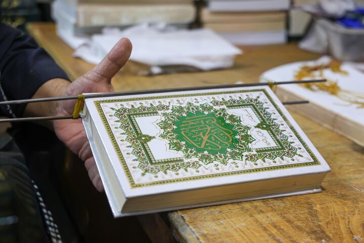تقرير مصور/ أعمال الإدامة الدورية لكتب الأدعية والزيارات في العتبة العباسية المقدسة